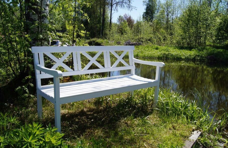 Dřevěná lavička na břehu přírodní nádrže