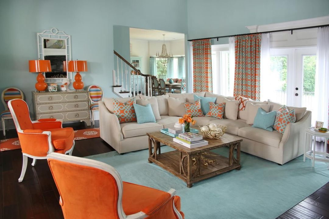 sala de estar azul com laranja