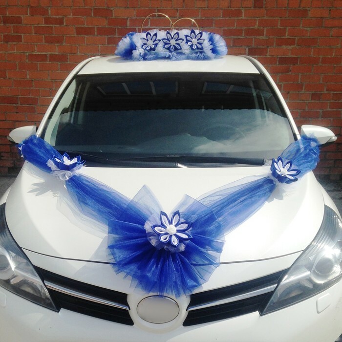 Araba dekorasyon seti: el yapımı çiçekli yüzükler, kulplar için 4 fiyonk, kaput için 2 kurdele, radyatör için bir fiyonk, mavi