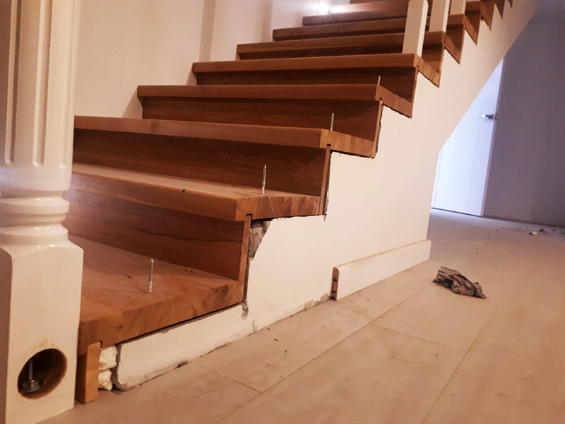 Fijación de revestimiento de madera a escaleras