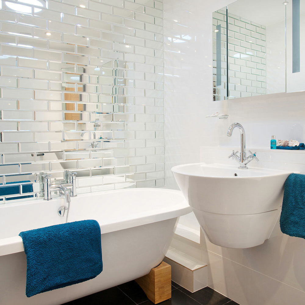 Los azulejos del espejo acaparan en un cuarto de baño moderno