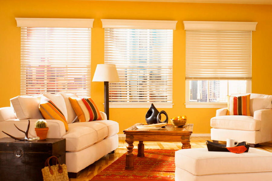 Světlý interiér obývacího pokoje se žaluziemi na oknech