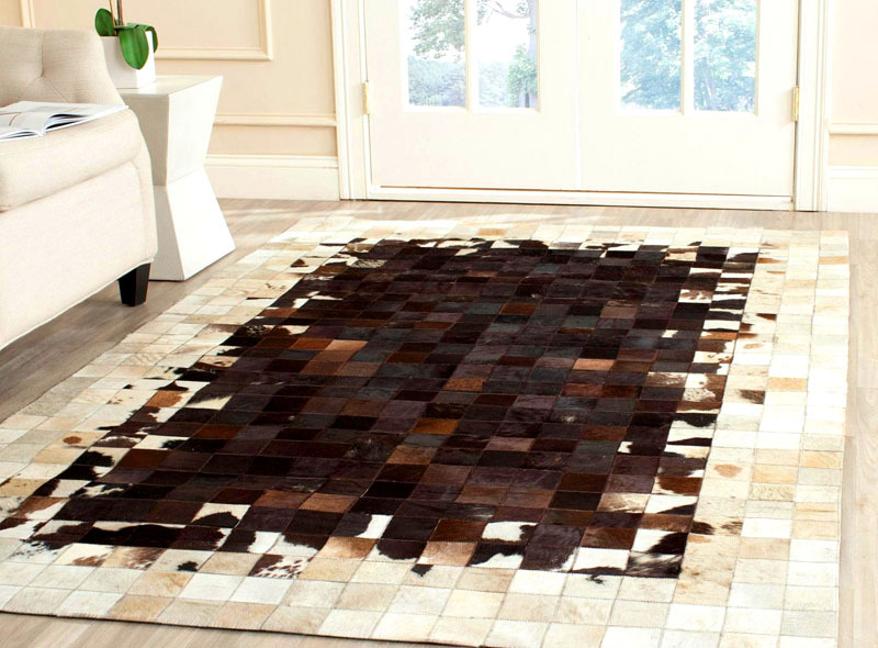 Decida com antecedência o padrão e a cor do futuro carpete. Olhe os patches que você encontrou e tente fazer uma bela composição com eles. Combine diferentes tecidos e cores