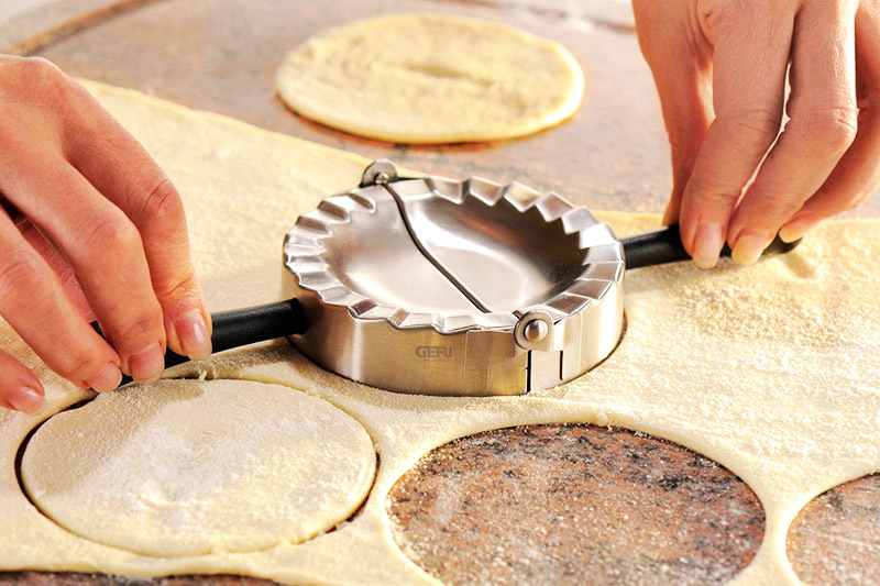 Denne enhed hjælper dig med let og hurtigt at skære perfekte cirkler fra dejlaget og forme dem til de samme elegante dumplings.