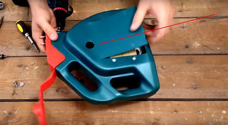 V hornej časti nádoby budete musieť urobiť otvor, aby ste mohli ovládať tlačidlo na skrútenie drôtu. Dbajte na to, aby bol otvor dostatočne veľký, aby ním mohol prejsť váš prst.