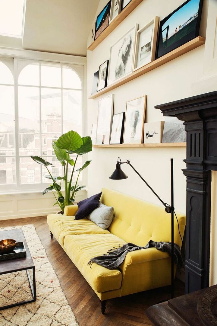 Světle žlutá pohovka v obývacím pokoji soukromého domu