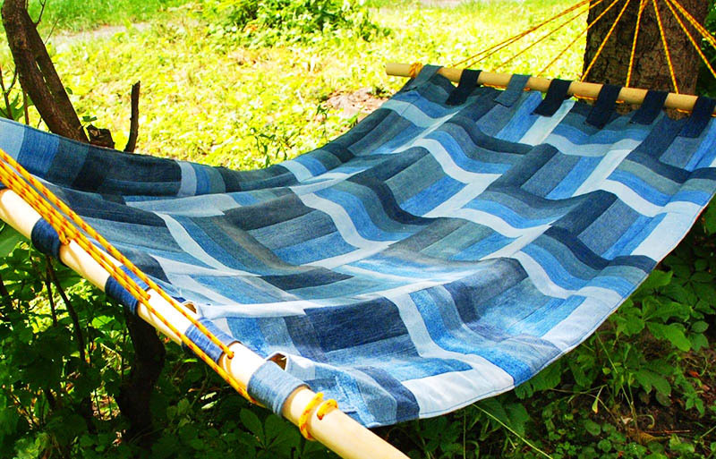 Hang een hangmat in de tuin of onder een luifel in het land, kies een plek waar je comfortabel zult zijn