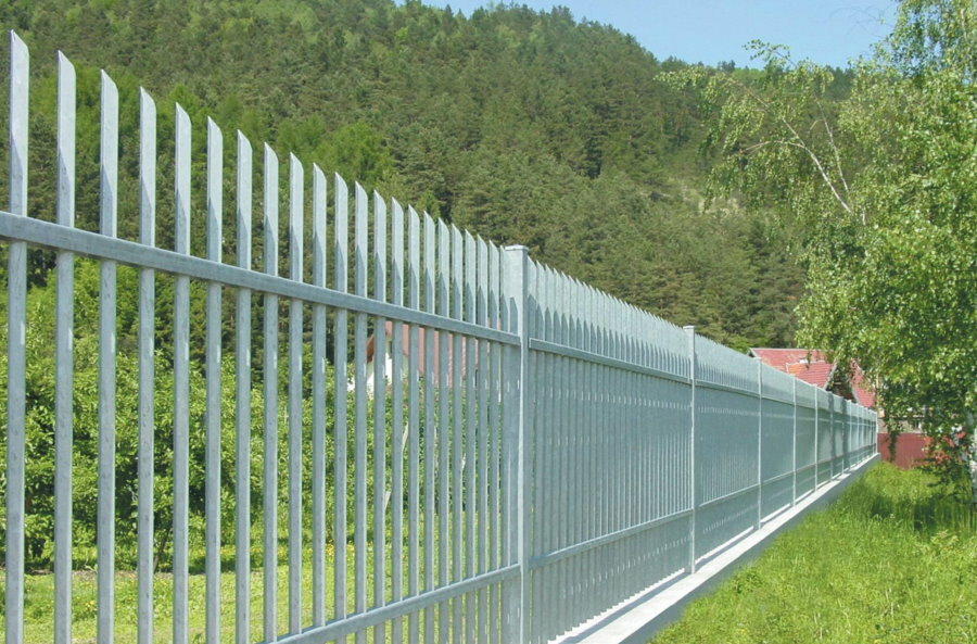 Vrtna ograda s okomito postavljenim profilnim cijevima