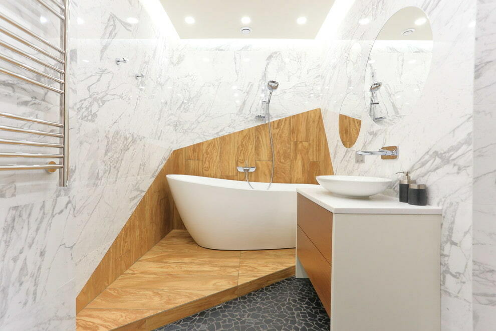 Puun viimeistelyn ja marmorilaattojen yhdistelmä kylpyhuoneessa