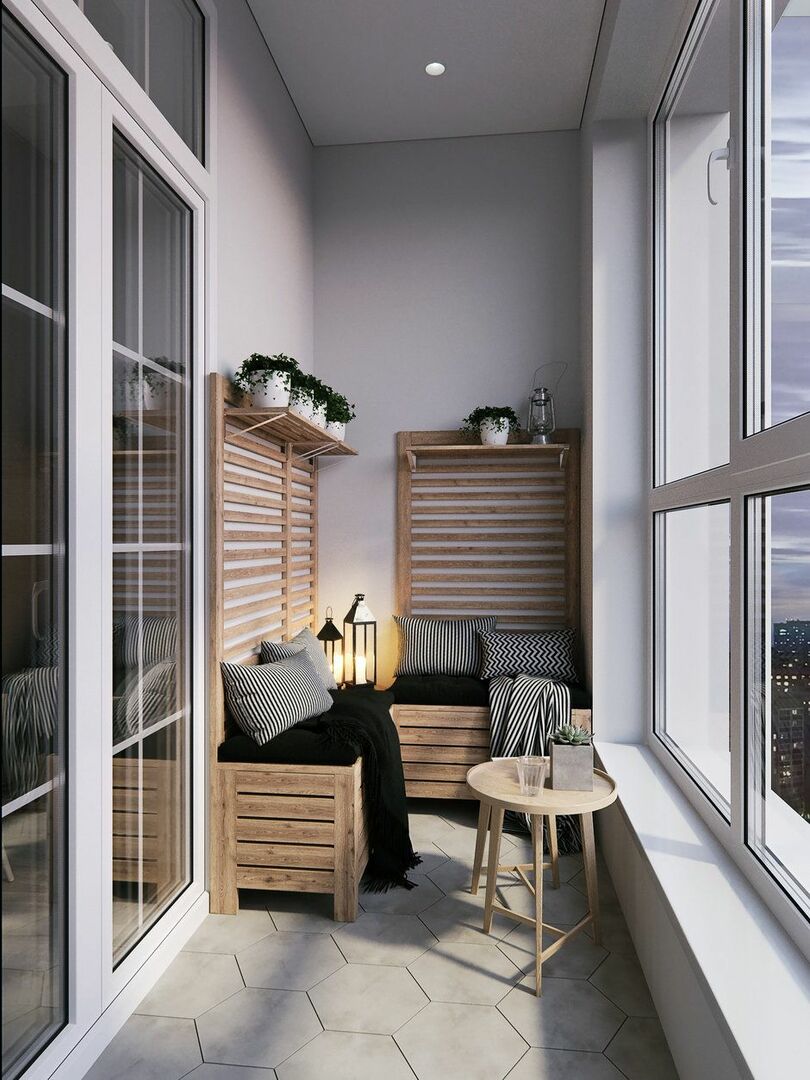 Muebles de madera en el balcón con ventana de plástico.