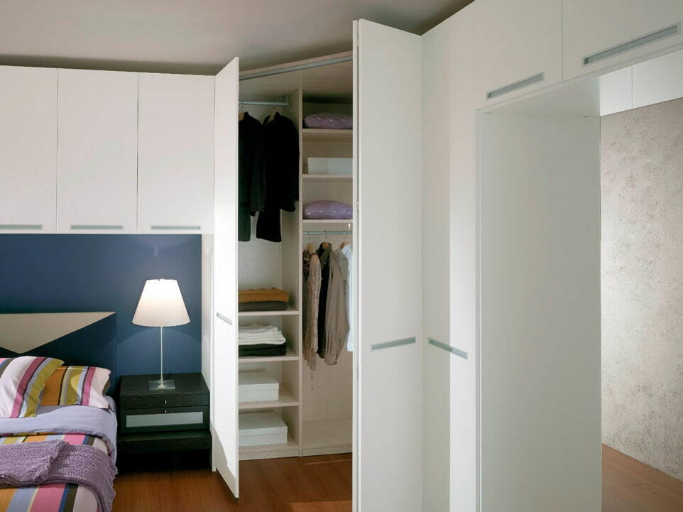 Átlós szekrény egy kis hálószoba sarkában