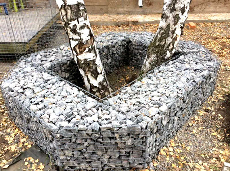 Ett annat lämpligt alternativ för att skapa en nära tunnbrunn är en gabion. Gör en nätram och fyll den med stenar