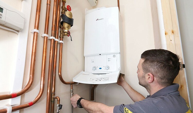 Be dujų darbuotojų, turėdama tinkamą licenciją, įrangą parduodanti įmonė taip pat gali prijungti dujinį vandens šildytuvą.