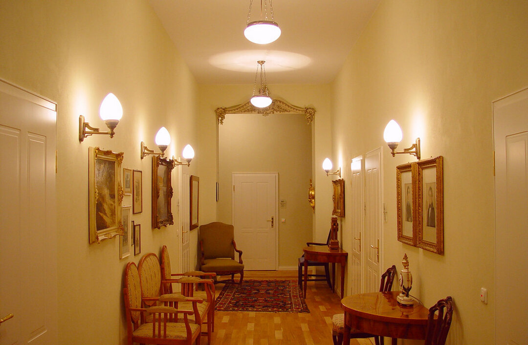 Zonificación del pasillo con lámparas de pared.