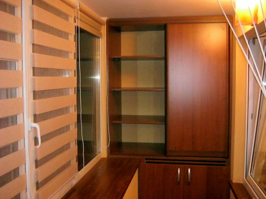 Beépített MDF szekrények loggián PVC ablakokkal