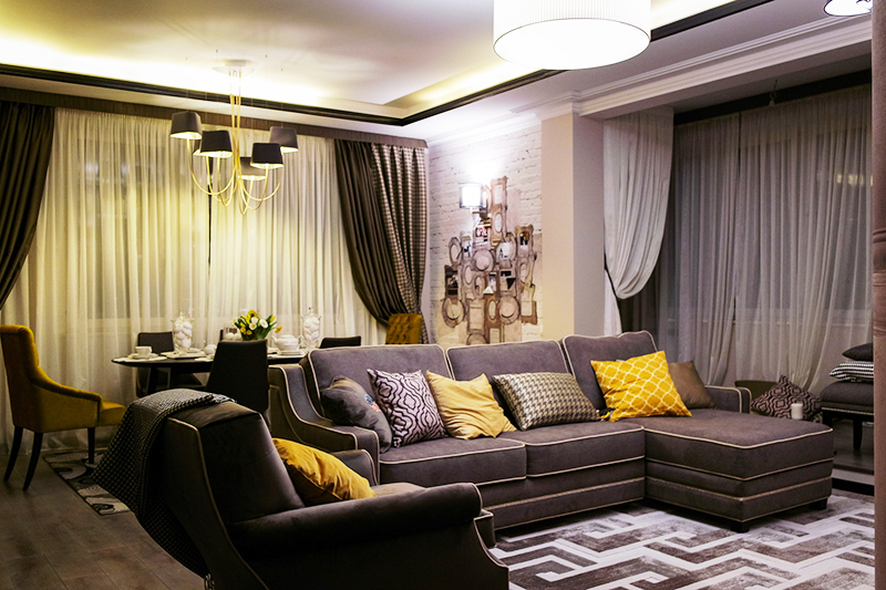 Oturma odası sıcak renklerle dekore edilmiştir, ancak şimdi moda olan kahverengi yerine gri hakimdir.