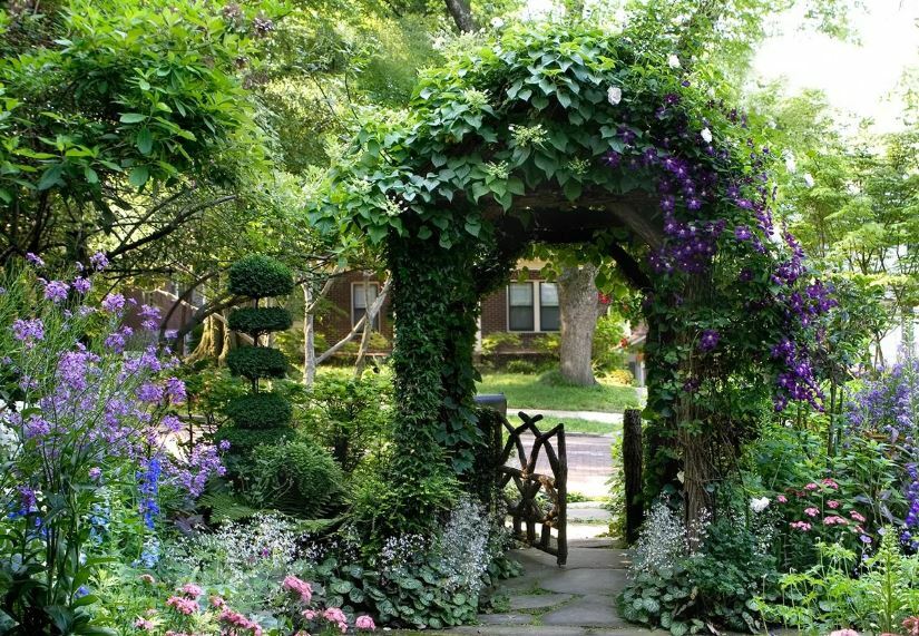 Arco con lochas sobre la puerta del jardín
