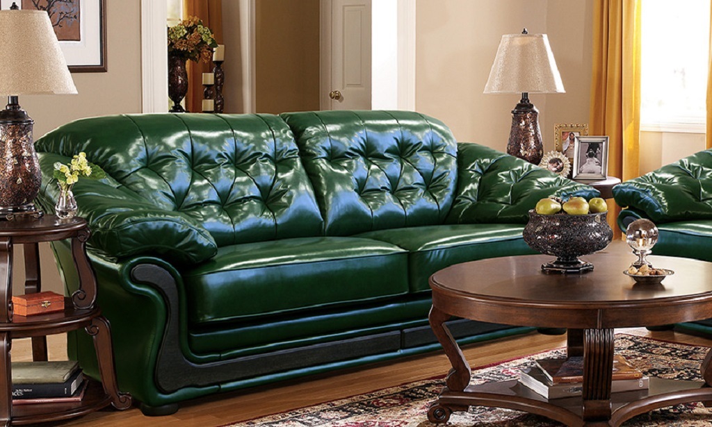 Lounge i engelsk stil med en smaragdfarvet sofa