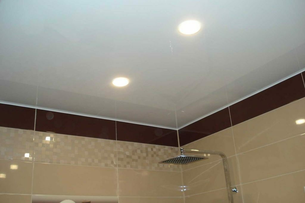 Luzes embutidas no teto no banheiro
