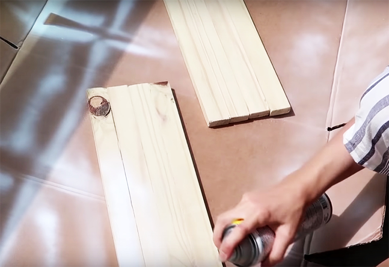 Dřevěný panel pokryjte barvou ve stejném tónu jako gril