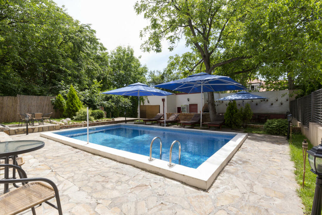 Rechthoekig zwembad op de binnenplaats van een woonhuis
