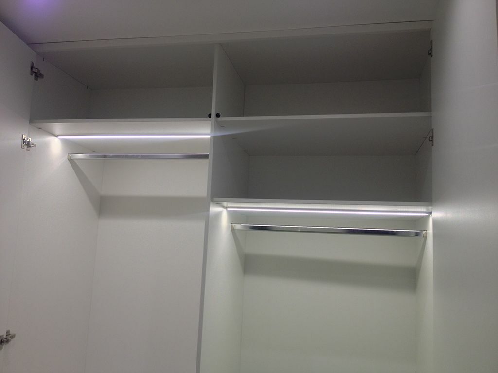 LED szalag a szekrény polcai alatt