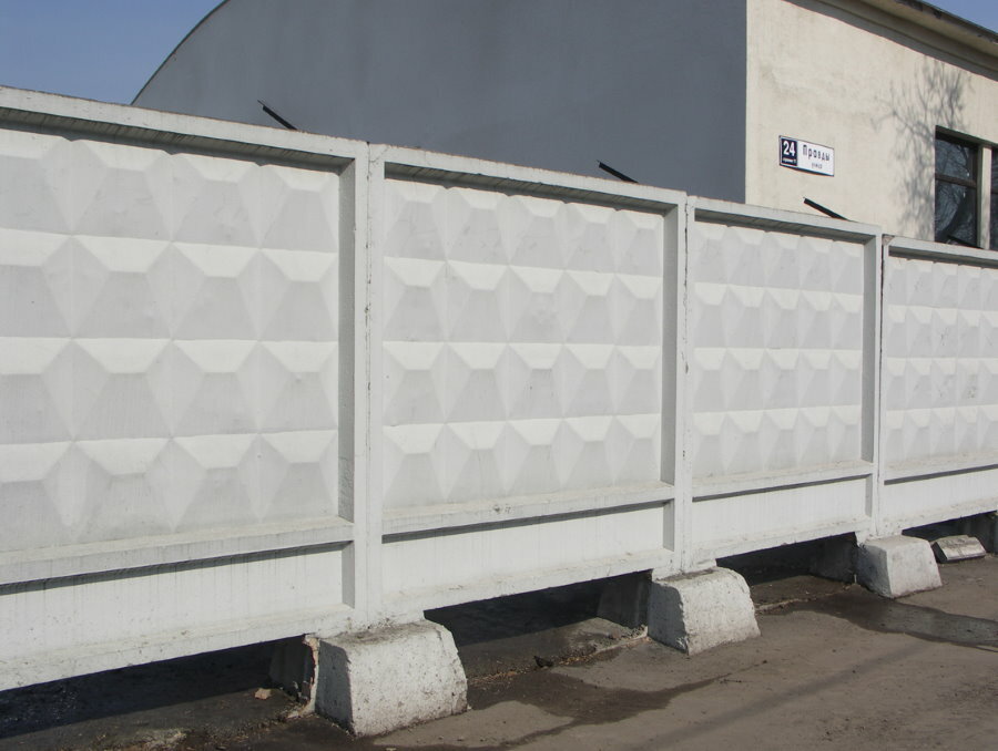 Ogrodzenie podstawy budynku ogrodzeniem betonowym na szybach