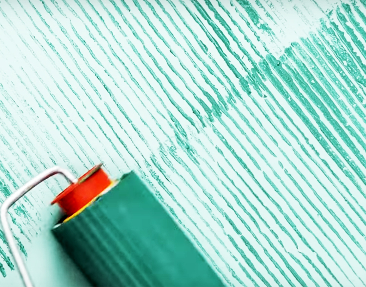 İlk önce, şeritler oluşturmak için silindiri bir yönde döndürerek bir kontrast boya tabakası uygulayın.