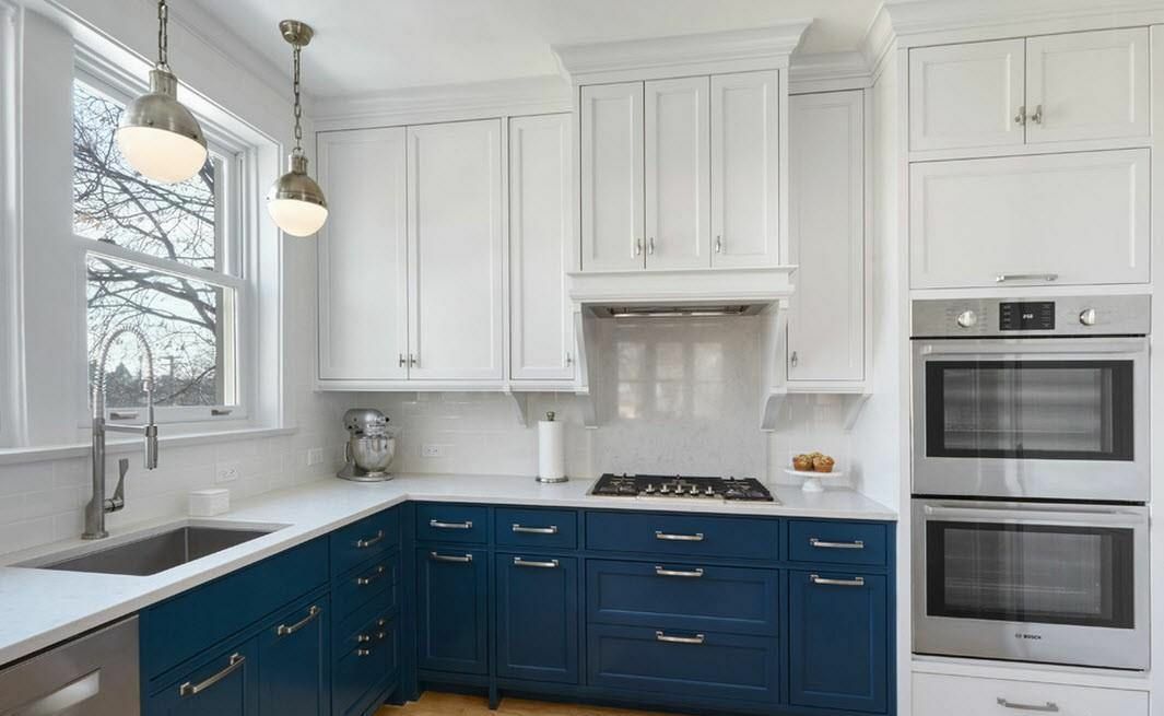 La combinación de colores blanco y azul en la cocina.