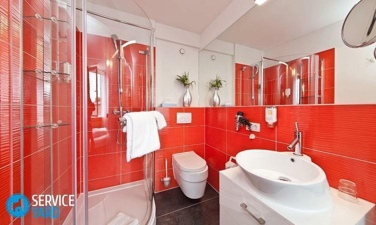 Design del bagno in colore rosso e bianco