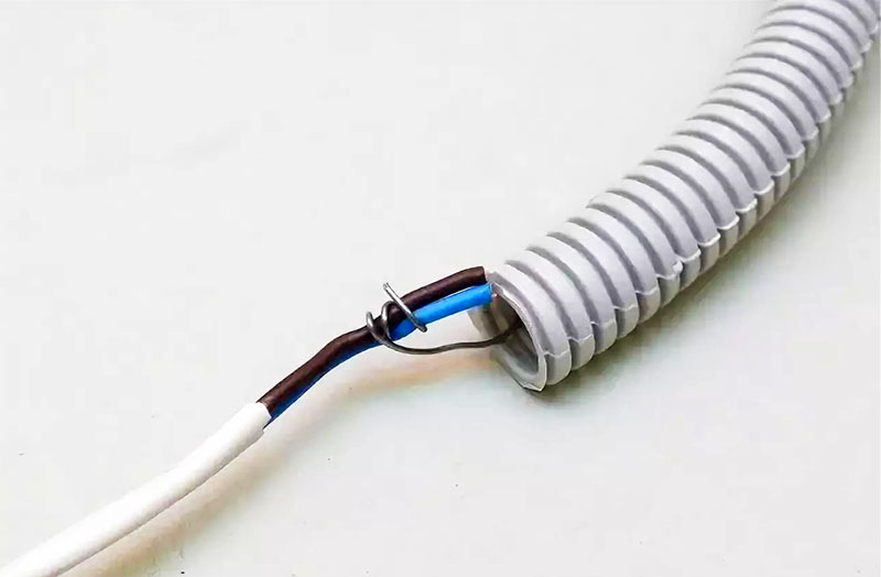 Som regel er den korrugerte slangen utstyrt med en ståltrådleder for å trekke kabelen