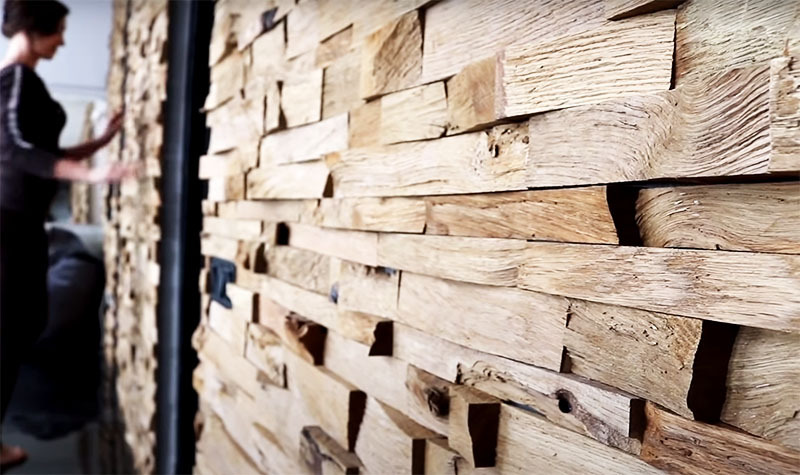 A textura da madeira envelhecida transformará qualquer parede em um acento brilhante, mesmo sem processamento adicional. Mas você pode envernizar para dar brilho e melhor preservação. Além disso, a superfície laqueada será mais fácil de limpar do pó com uma escova de limpeza comum.