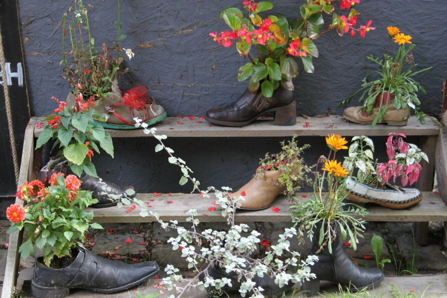 Eski ayakkabı ve ayakkabılardan yapılmış bahçe yatağı