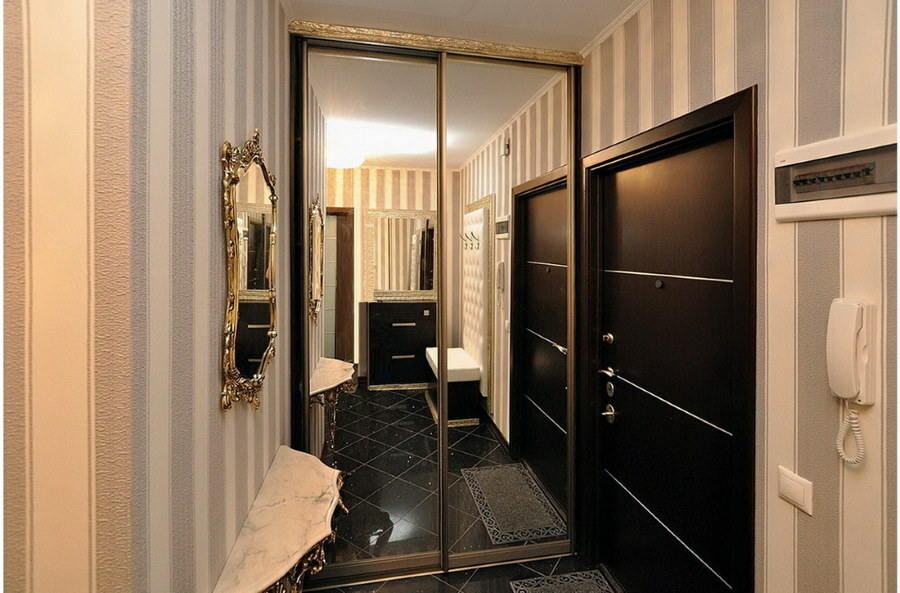 Spiegelschrank in einem engen Korridor von brezhnevka