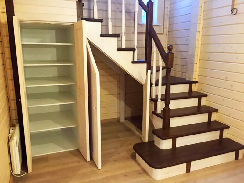 Em geral, esta opção economiza espaço significativamente, e a área sob as escadas pode ser transformada em um armário de armazenamento ou despensa para estoque.