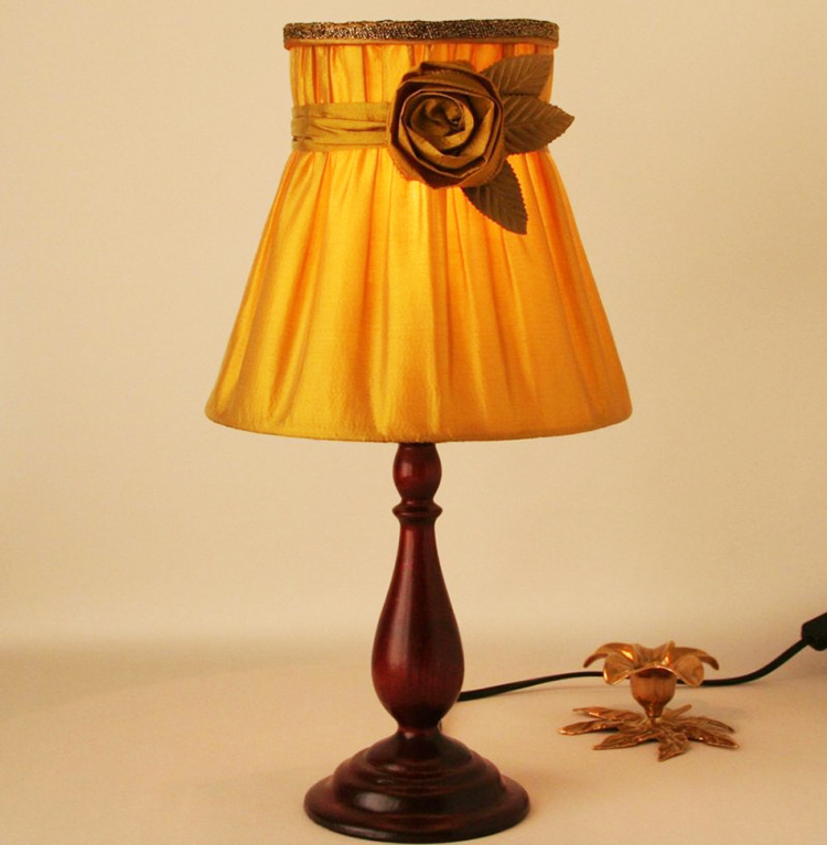 DIY lampskärm för en ljuskrona eller bordslampa av tyg