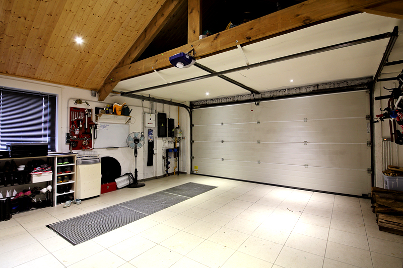 Idealus buto garažo variantas yra plytelės. Lengva kloti ir plauti