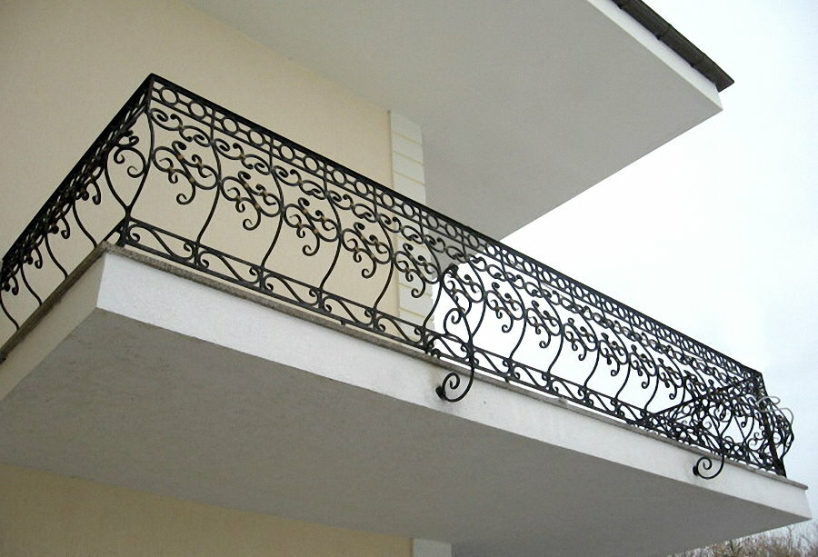 Garde-corps de balcon ouvert avec éléments forgés
