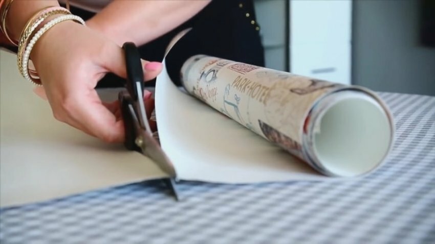 Cortinas de papel de un rollo de papel tapiz innecesario.
