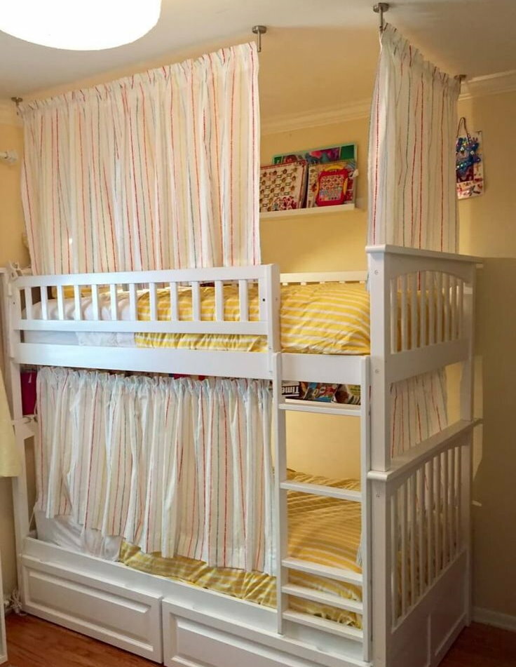 Weißes Bett mit Vorhängen für zwei Kinder