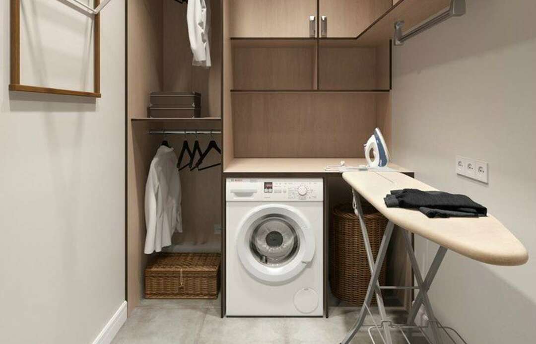 Çamaşır ve ütü odasında çamaşır makinesi