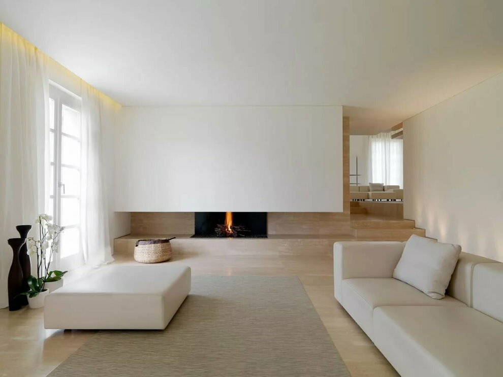 Valkoiset huonekalut minimalismin tyylisessä salissa