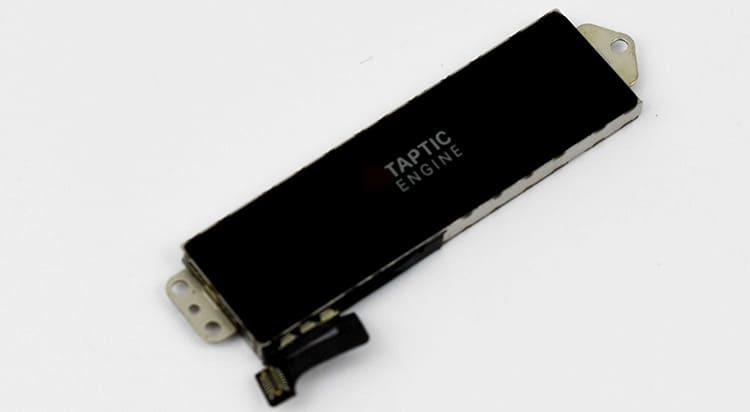 Taptic Engine – mały pasek, który generuje wibracje po naciśnięciu klawisza Home