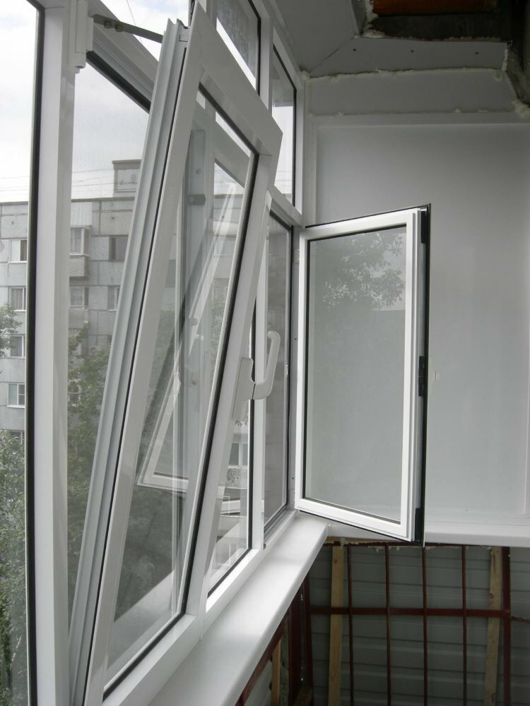 Gångjärnsramar på balkongglasfönster