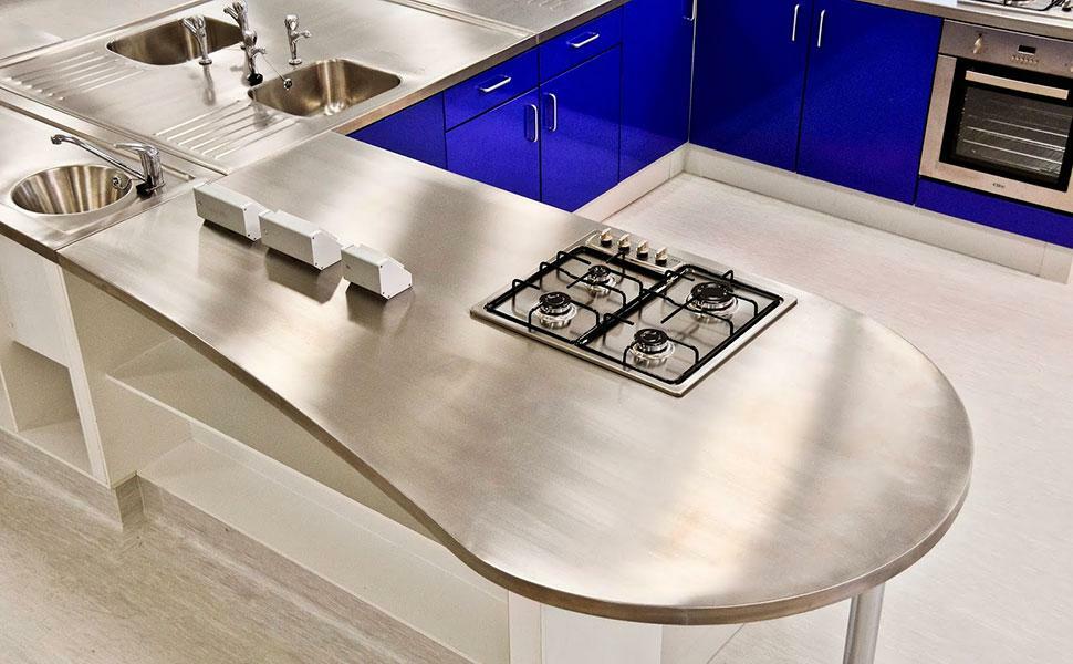 Yüksek teknolojili bir mutfakta fırçalanmış metal tezgah