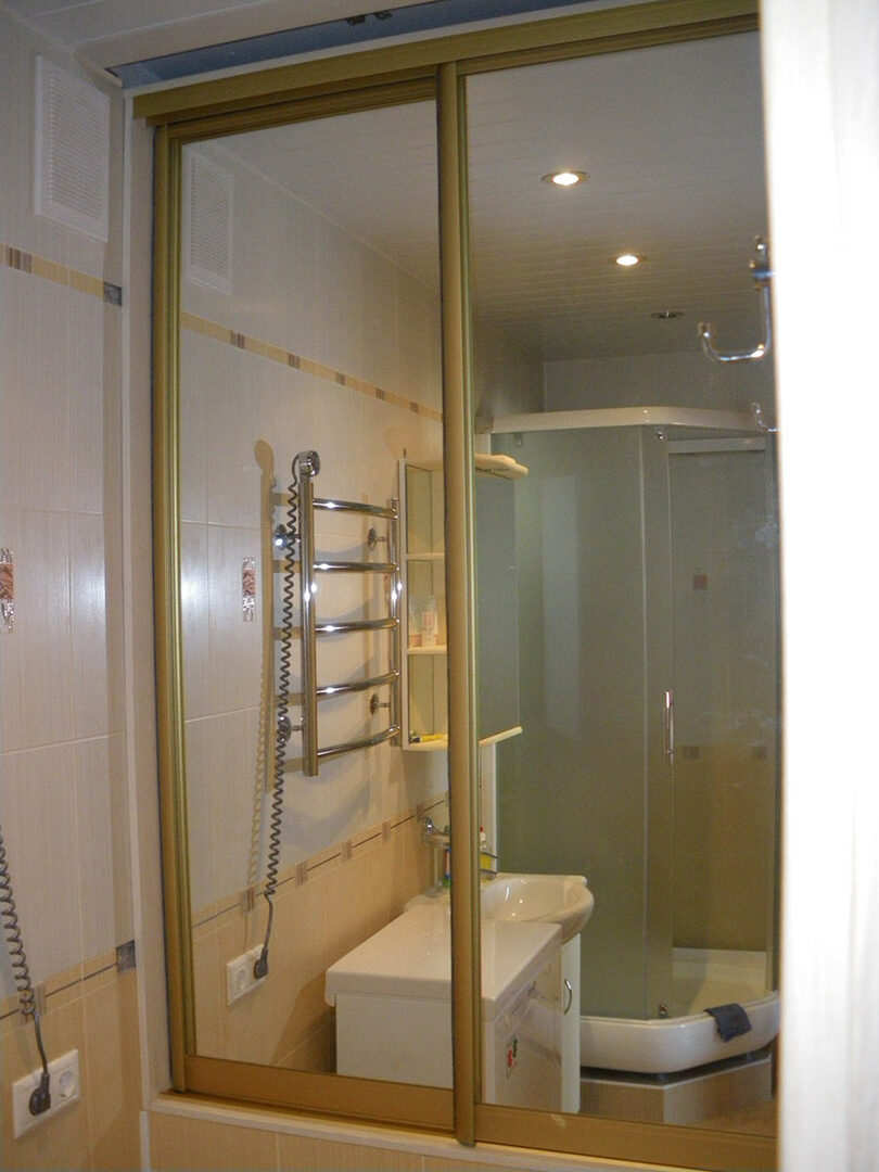 Liukuva vaatekaappi yhdistetyn kylpyhuoneen seinään