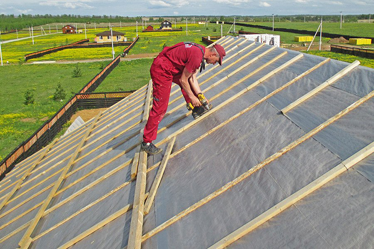 Toplotna izolacija strehe zmanjšuje zmrzovanje hiše in stroške ogrevanja