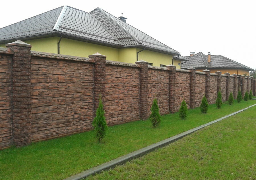 Reinforced concrete fence: monolithic, sectional from concrete slabs and blocks, eurofence