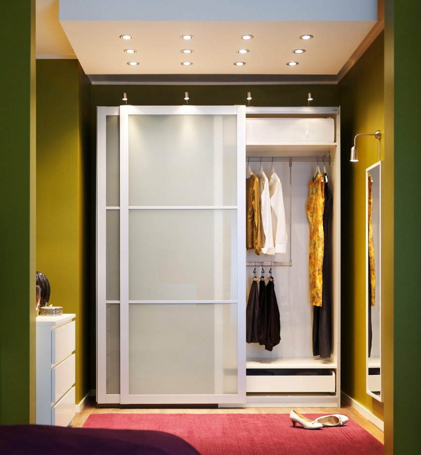 Inbyggd garderob med vita dörrar i hallen