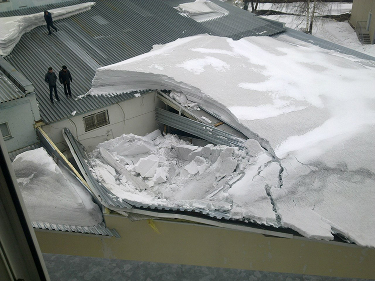 Īpaši bīstams nobrukušām ēkām, kurās nolietotās spāru konstrukcijas var neizturēt sniega kupenas svaru
